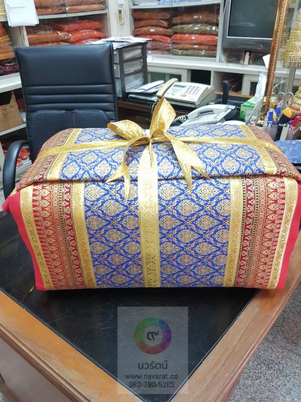 หมอนพิงและอาสนะ.