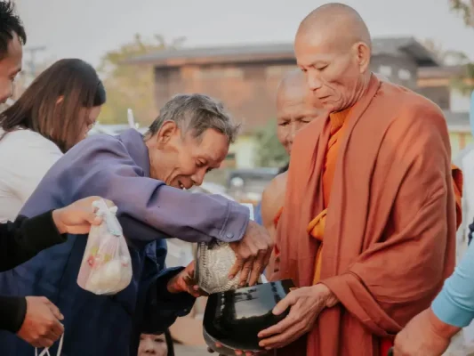 ถวายเครื่องไทยธรรม