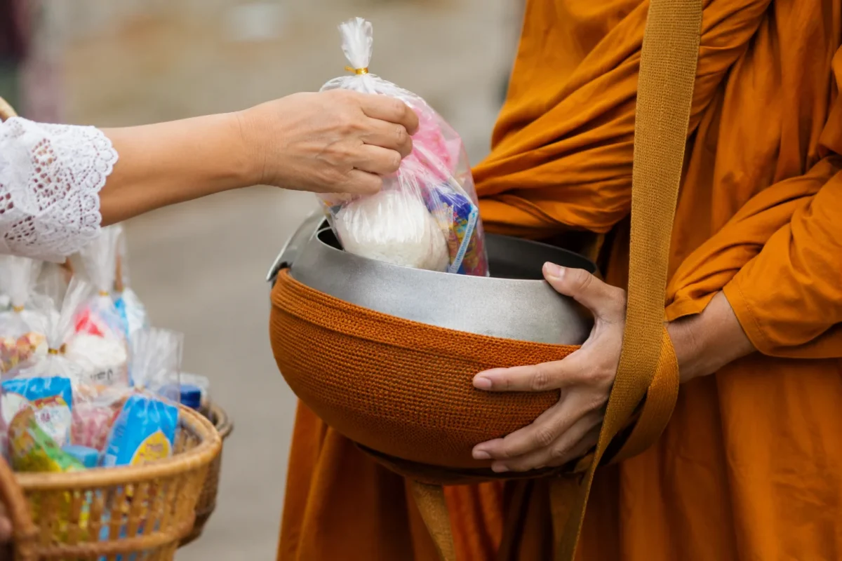 ของที่ไม่ควรใส่บาตร มีอะไรบ้าง? เลือกของถวายอย่างไรให้เหมาะสม